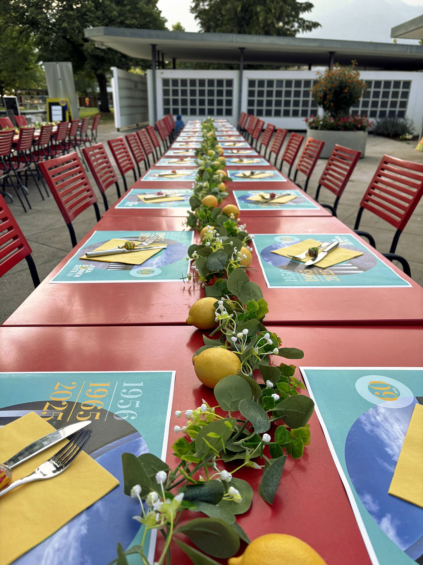 jss_jubilaeum_tisch.jpg Jurasonnenseite Falzflyer Sommer Vorderseite